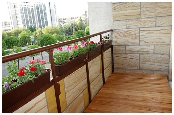 otdelka-balkona-dekorativnym-kamnem-11